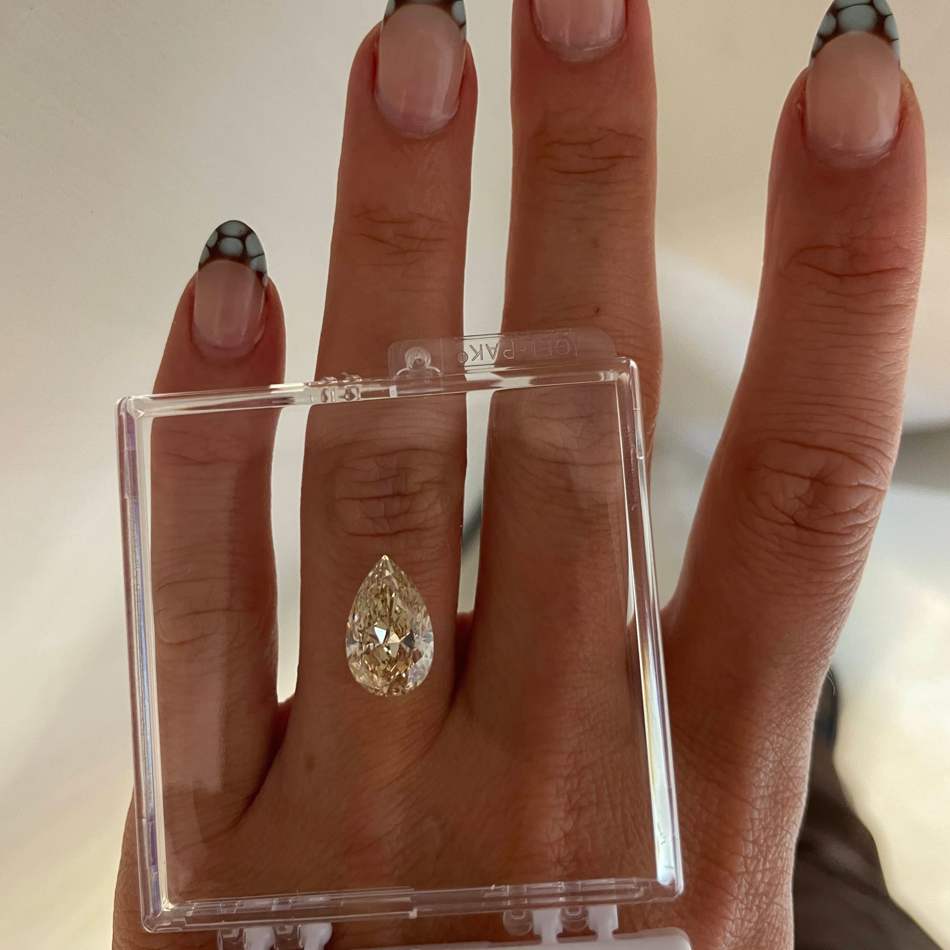 4.06 CRT Y VVS1 PEAR CUT DIAMOND
