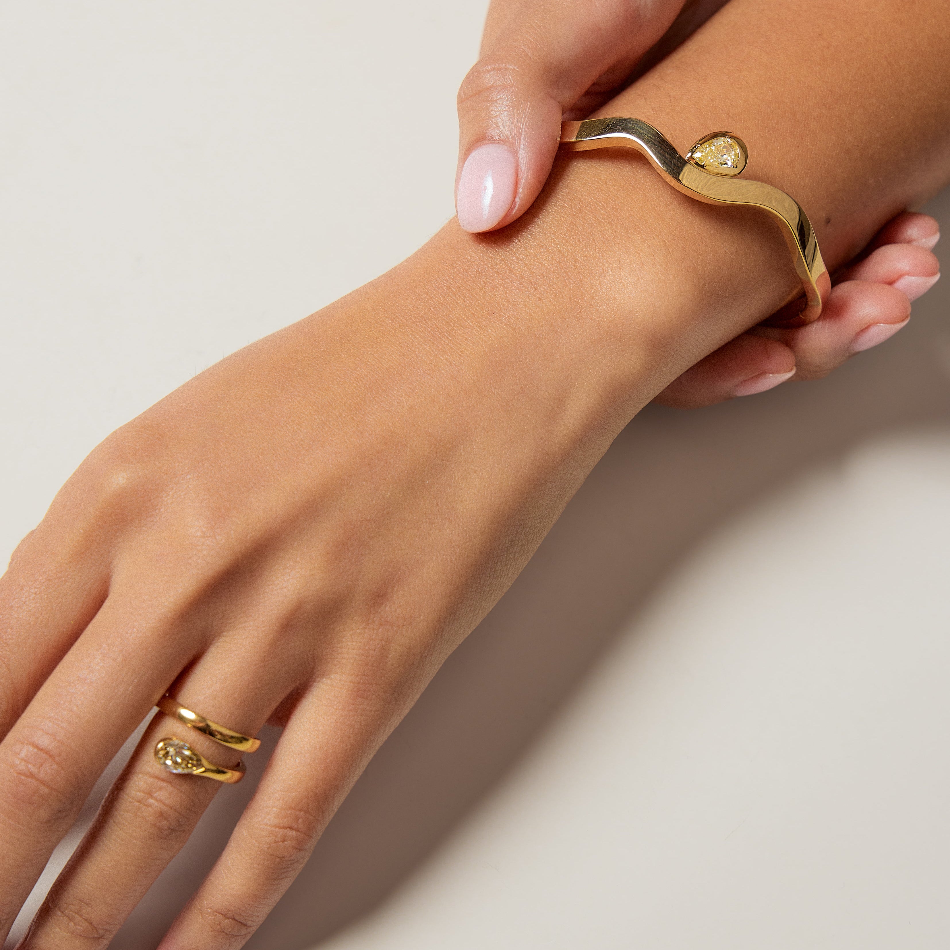 HITO HINGE BANGLE