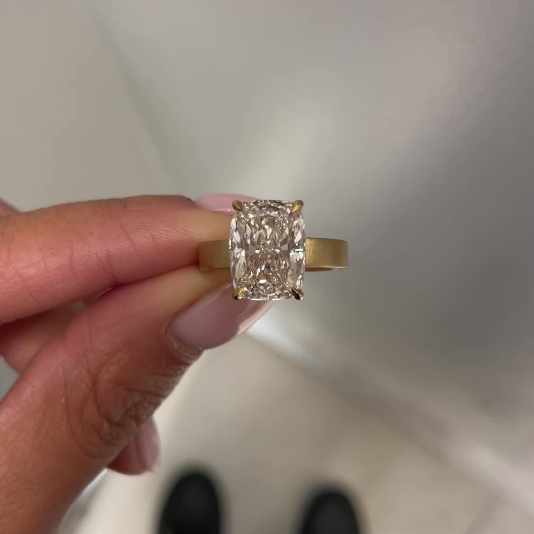 NUDE DIAMONDS™ - SELENE 5.05, close up