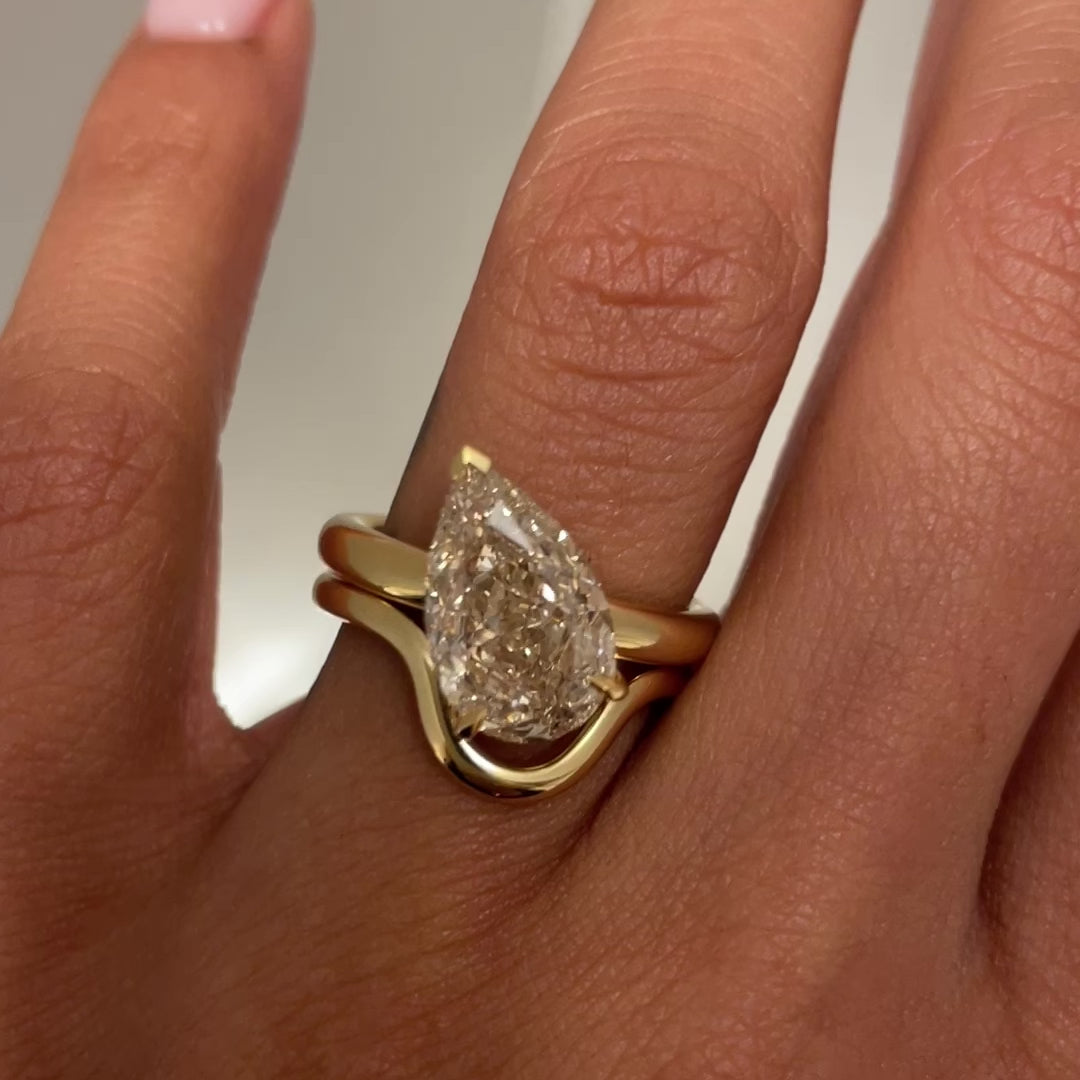 NUDE DIAMONDS™ - AURA 4.13, paired with Leila band