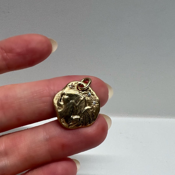 AQUARIUS 18KT YELLOW GOLD ZODIAC MEDALLION PENDANT