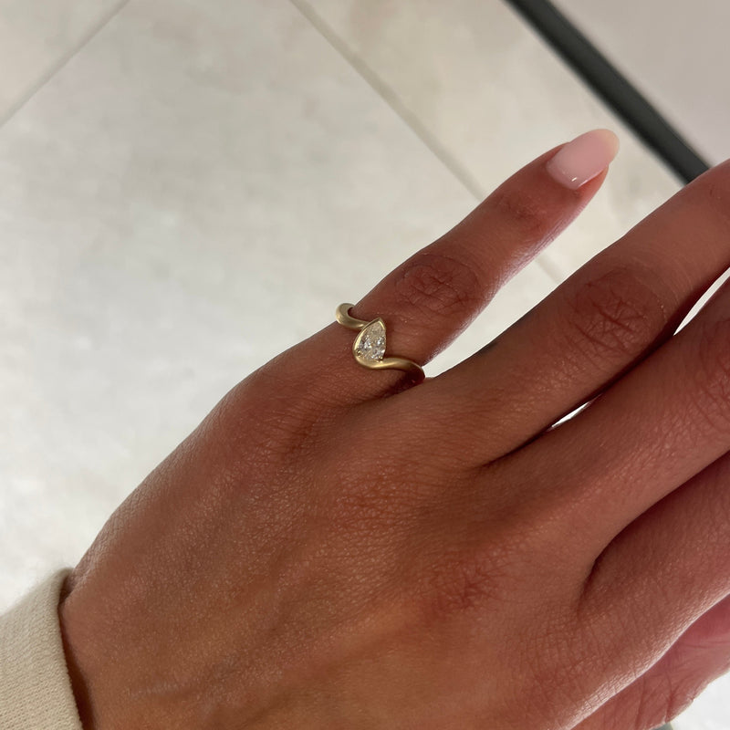 BB THELMA WHITE DIAMOND ON HAND, Yellow Gold