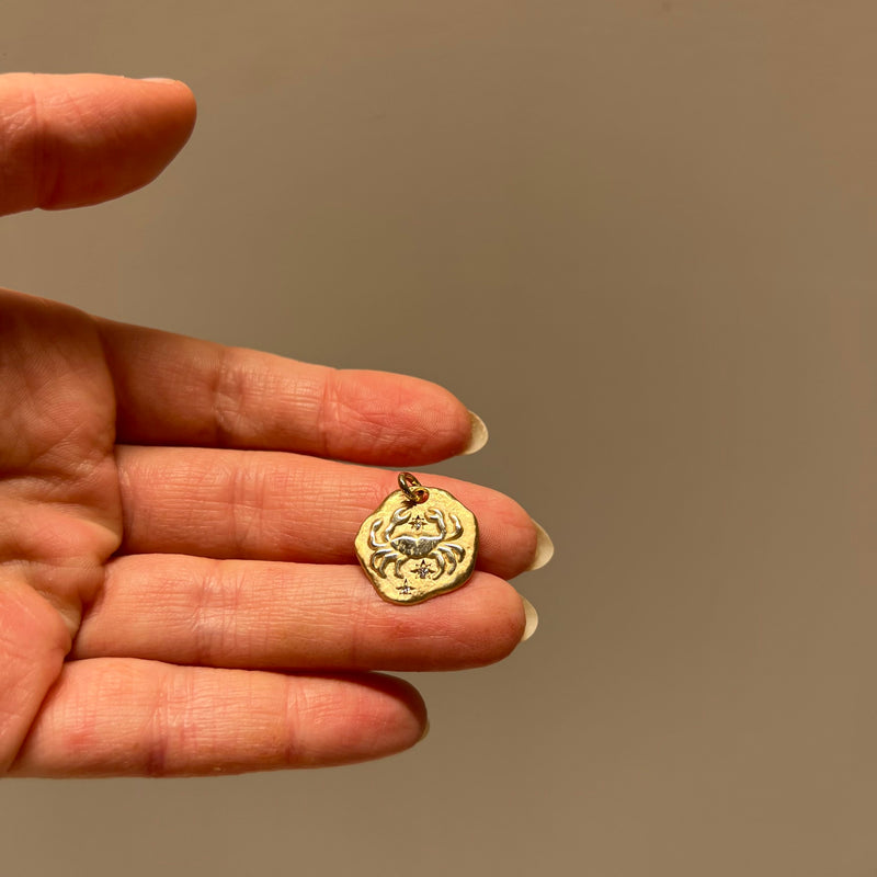 CANCER 18KT YELLOW GOLD ZODIAC MEDALLION PENDANT