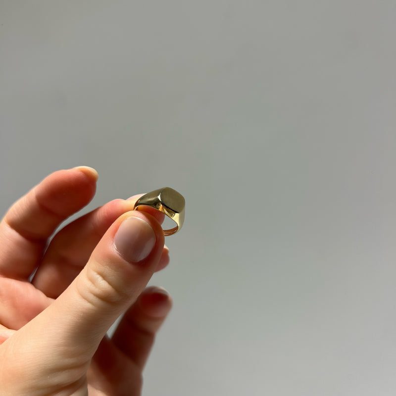 14KT YELLOW GOLD SIGNET RING