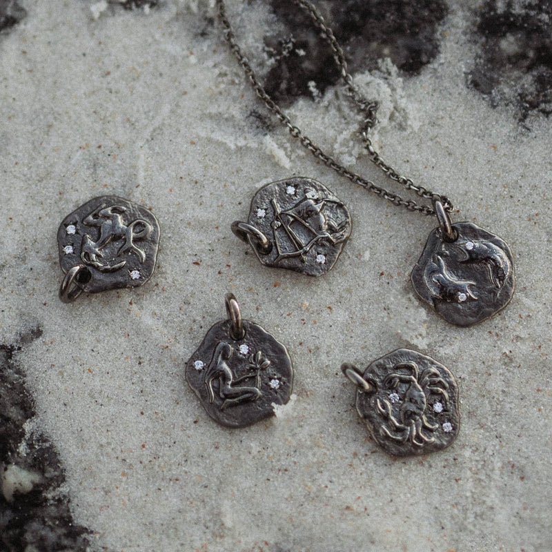 MINI CAPRICORN ZODIAC MEDALLION - Black