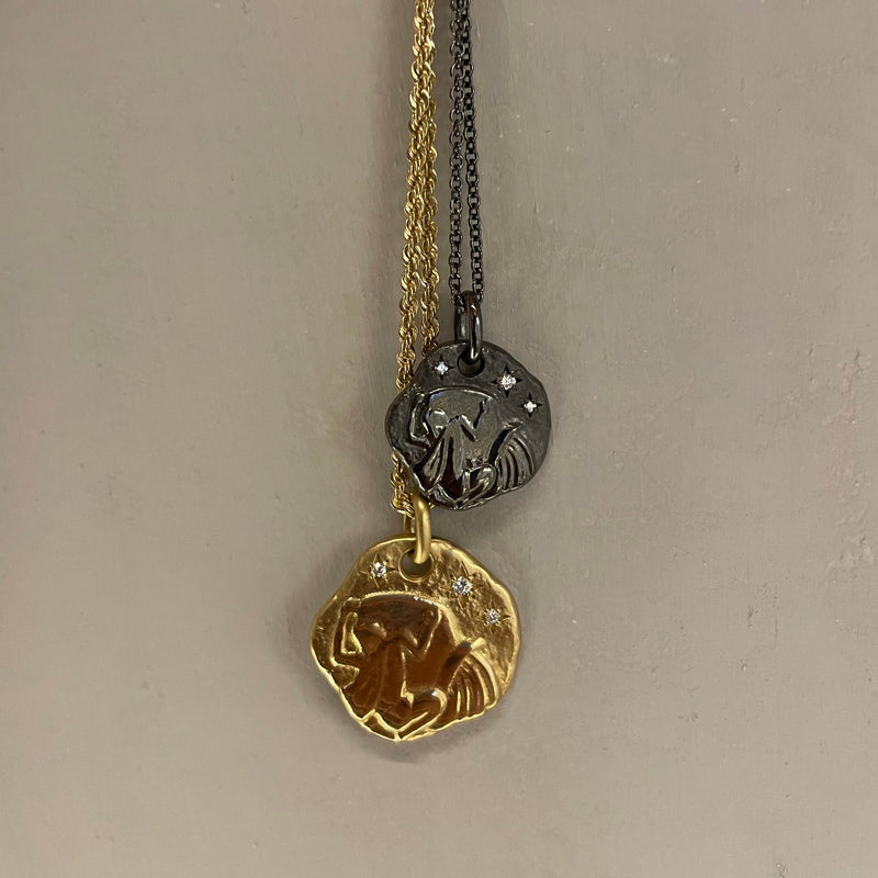 MINI AQUARIUS ZODIAC MEDALLION - Black